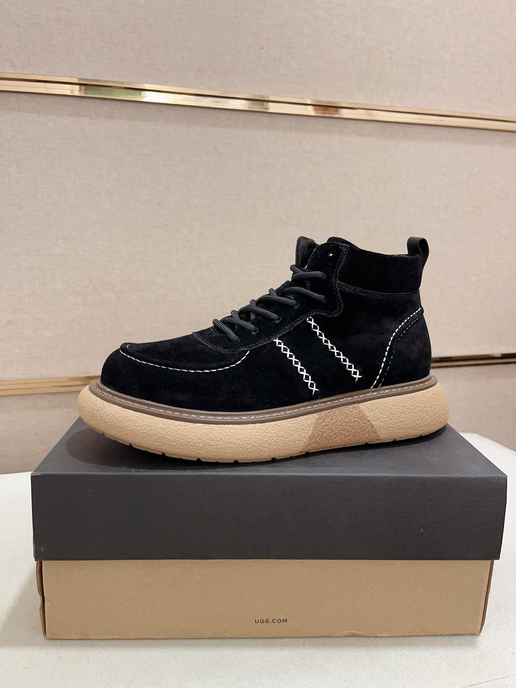 UGG Men's Suede Chukka Boot – Black